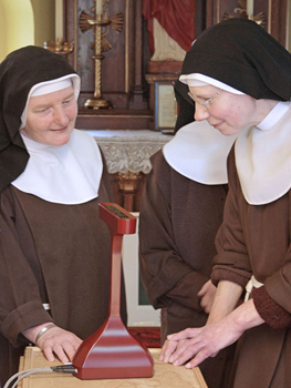 picture showing two poor clare nuns with the prayer companion