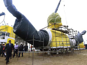 Photo of the Christ statue being assembled above Lima