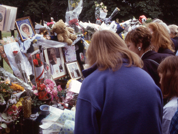 Photo of crowds outside Kensington Palace after Princess Diana died